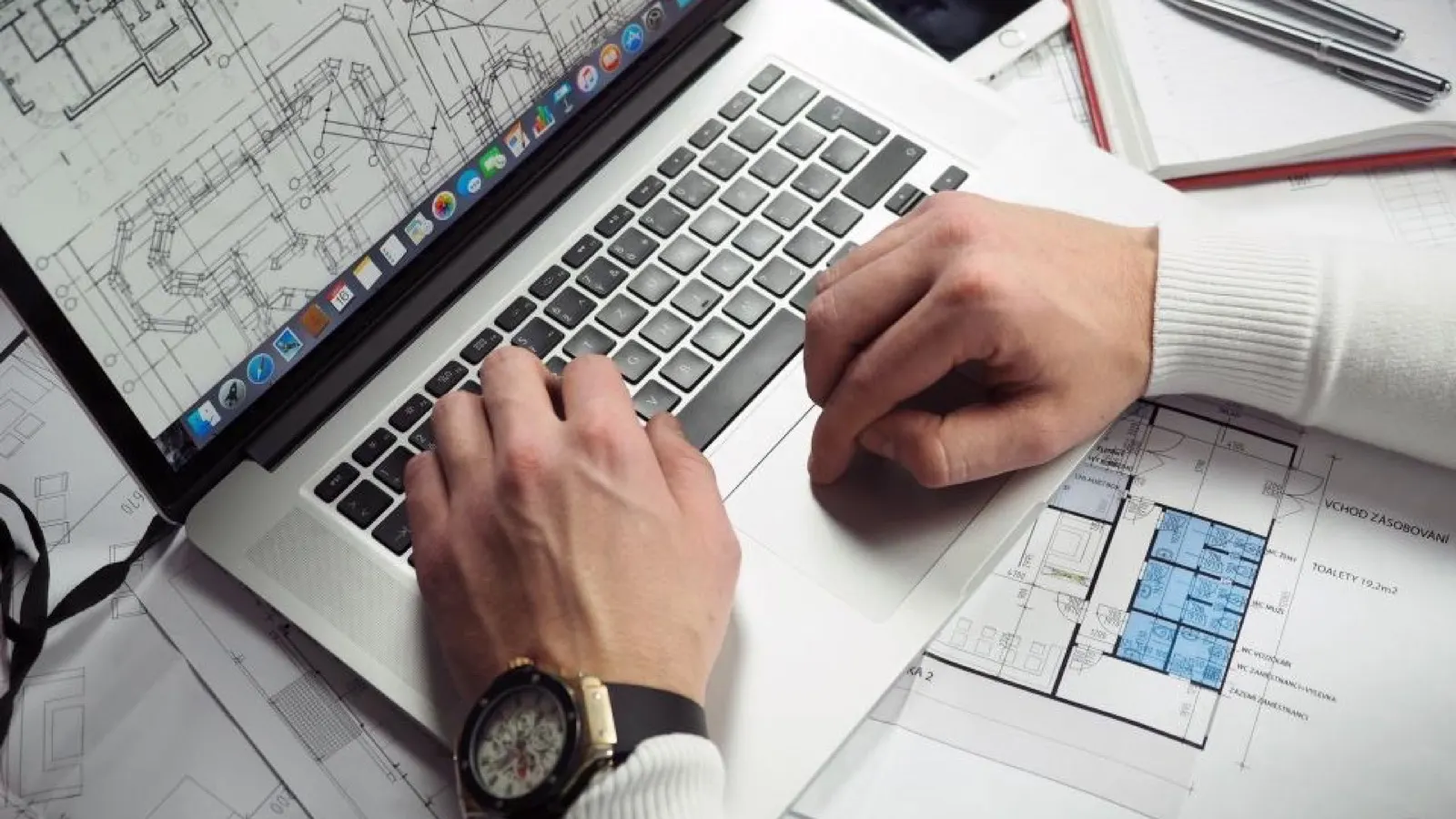 Plan de marketing digital: cómo hacerlo paso a paso (con ejemplo y plantilla)