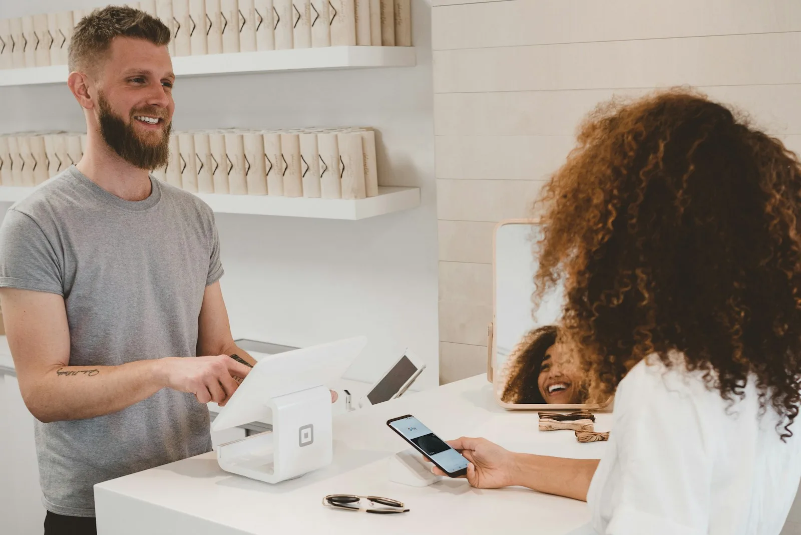 Persona empaquetando pedidos para envío de ecommerce