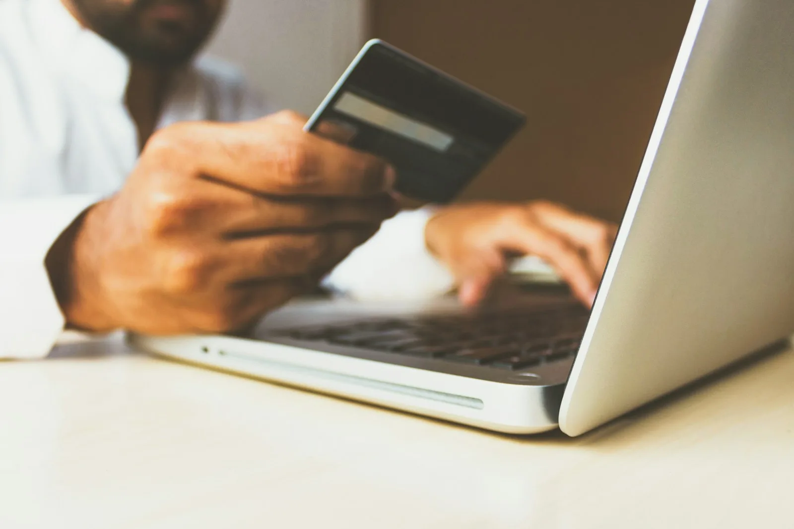 Persona comprando online en su portátil