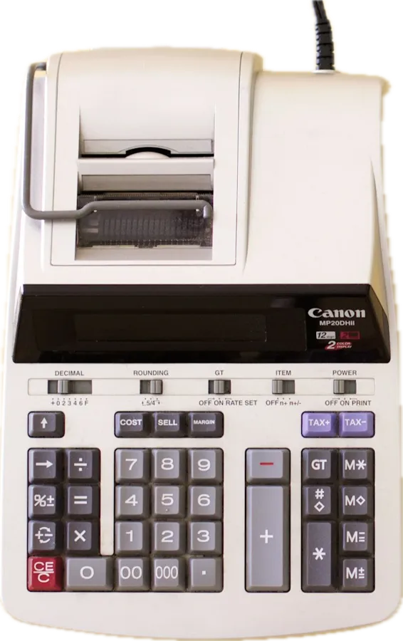 Ilustración de una calculadora en blanco y negro sobre analítica web, GA4 y Tag Manager para empresas